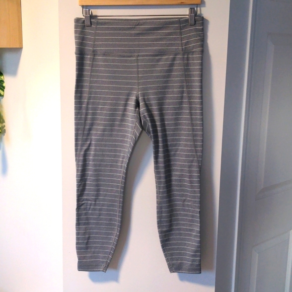 Athleta 7/8 yoga pants - Picture 1 of 4